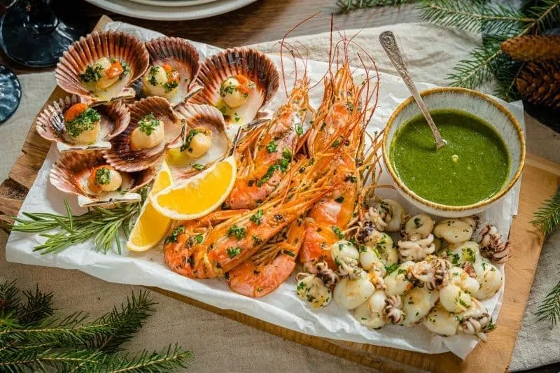 Плато с морепродуктами и овощами на горячее