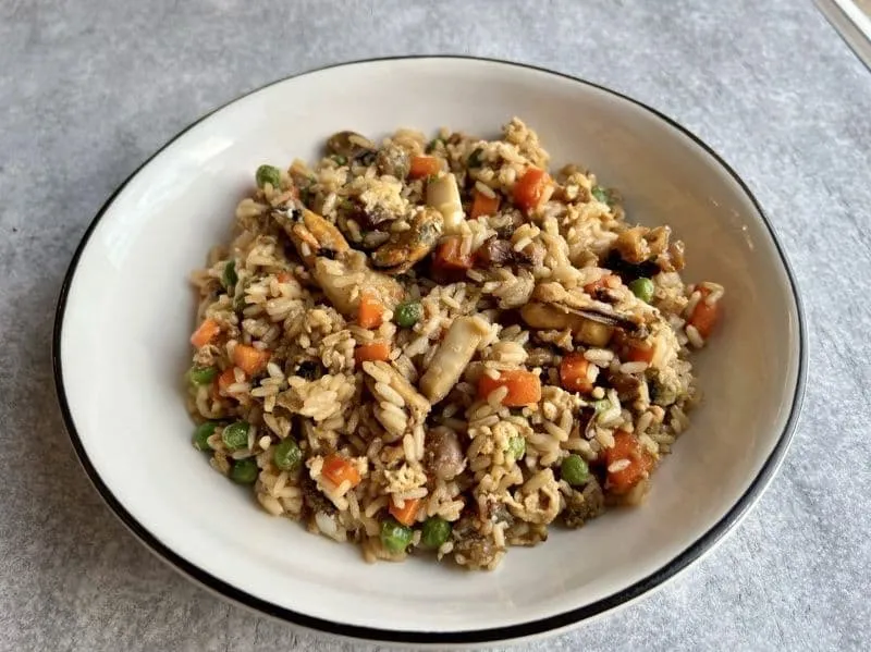 Морской коктейль с рисом, в соусе том ям