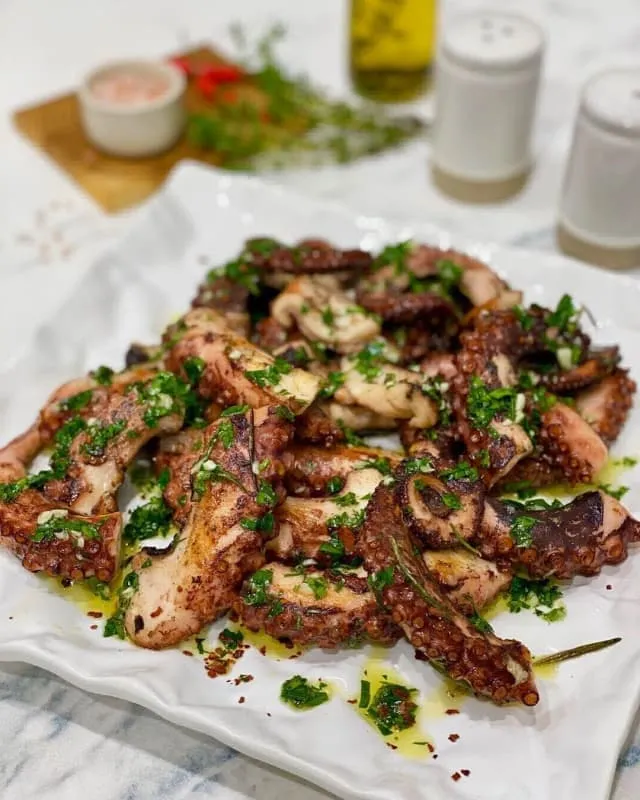 Осьминог с розмарином и тимьяном