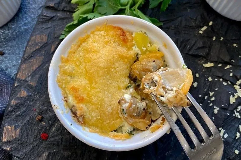 Мясо вонголе, запеченное с картофелем