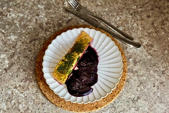 Кижуч в соусе песто с печеной свеклой