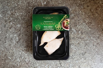 Кальмар, фаршированный рисом с грибами в соусе Терияки с кунжутом и кинзой