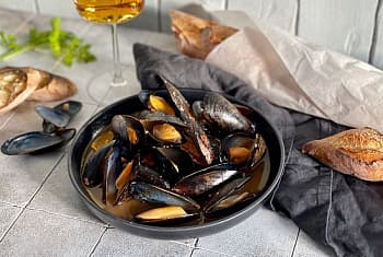 Мидии в томатно-чесночном соусе