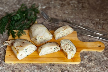 Кальмар командорский, фаршированный тремя видами сыра и зеленью